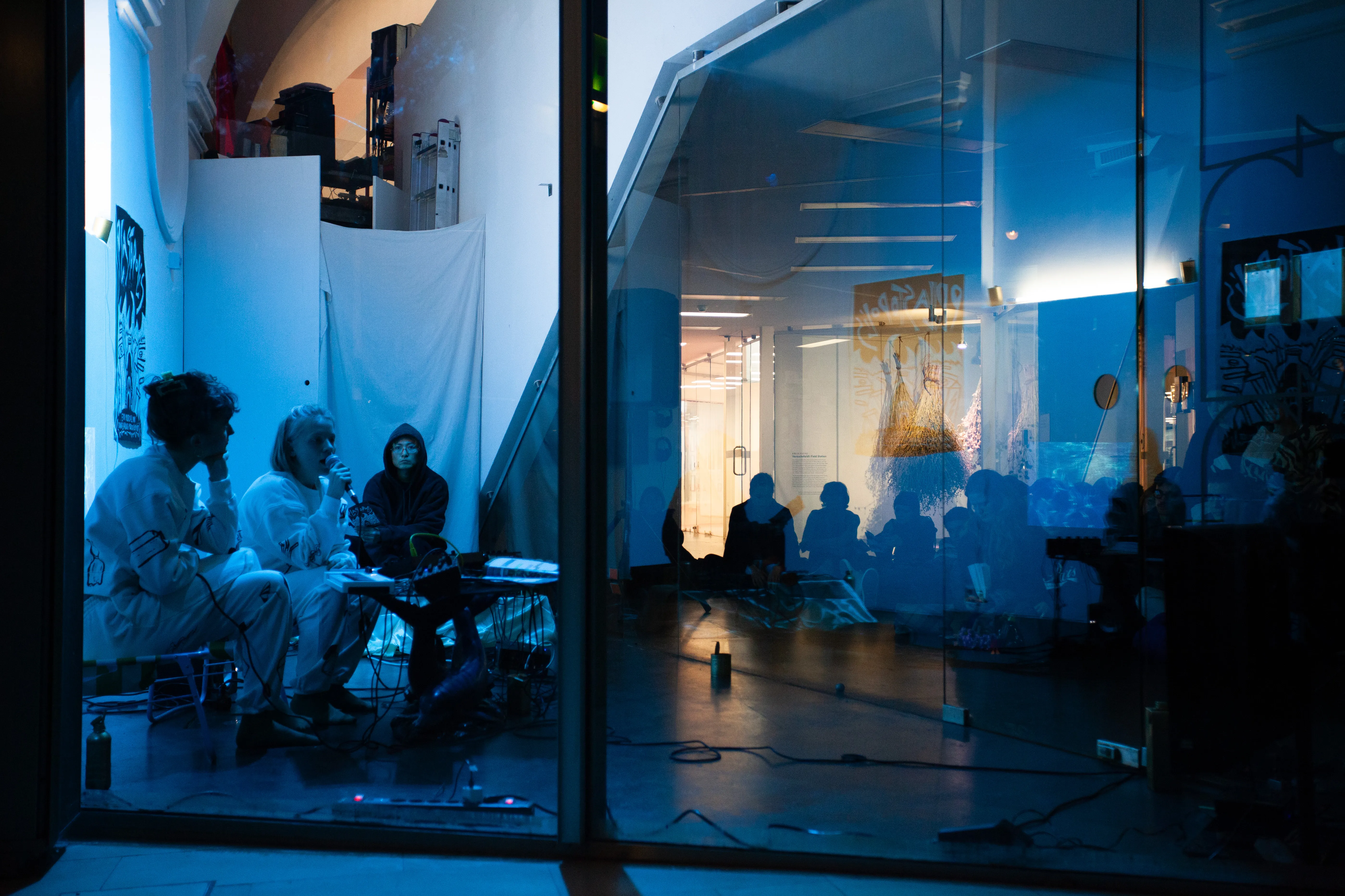 performance and installation, © Zoe Schuhmann